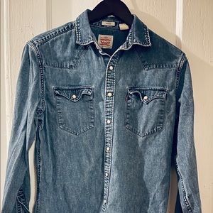 Levi’s medium wash slim fit western denim shirt